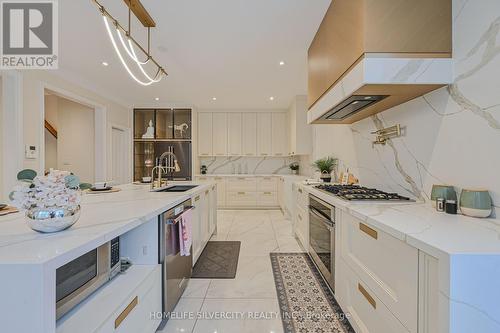 5 Highvalley Circle, Brampton, ON - Indoor Photo Showing Kitchen With Upgraded Kitchen