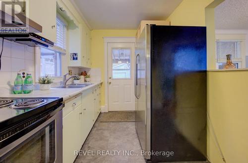 274 Park Row S, Hamilton, ON - Indoor Photo Showing Kitchen With Double Sink