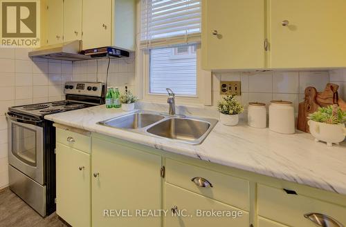 274 Park Row S, Hamilton, ON - Indoor Photo Showing Kitchen With Double Sink