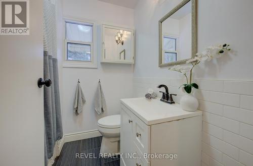 274 Park Row S, Hamilton, ON - Indoor Photo Showing Bathroom