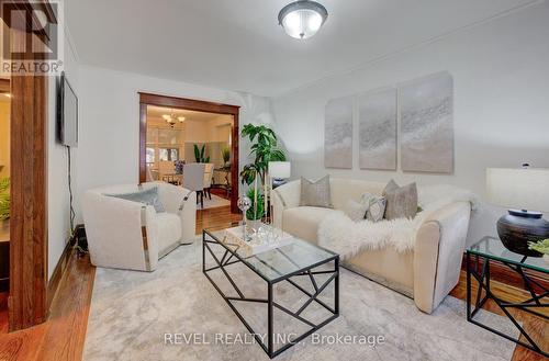 274 Park Row S, Hamilton, ON - Indoor Photo Showing Living Room