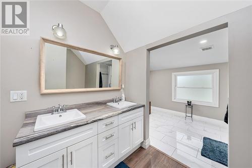 371 Cromwell Street, Sarnia, ON - Indoor Photo Showing Bathroom