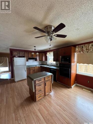 1072 111Th Street, North Battleford, SK - Indoor Photo Showing Kitchen