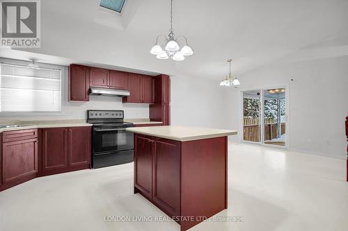 67 Daybreak Court, London, ON - Indoor Photo Showing Kitchen