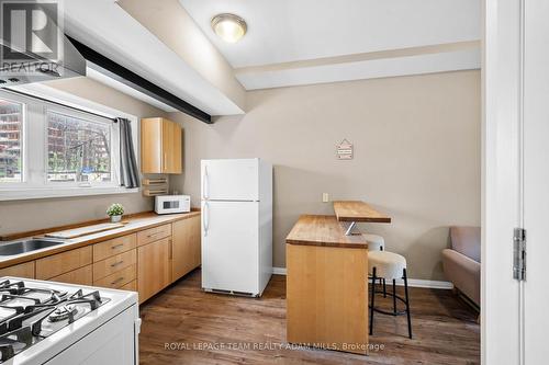 B - 469 Booth Street, Ottawa, ON - Indoor Photo Showing Kitchen