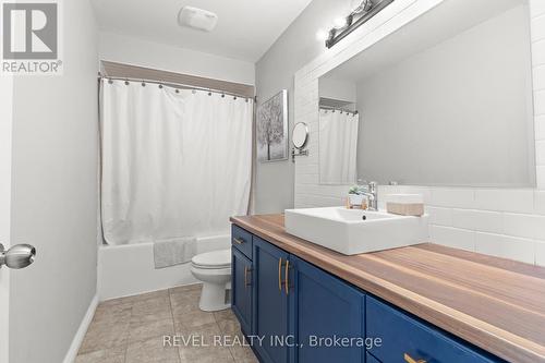 22 Fairhaven Drive, Hamilton, ON - Indoor Photo Showing Bathroom