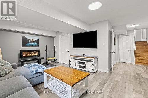 22 Fairhaven Drive, Hamilton, ON - Indoor Photo Showing Living Room