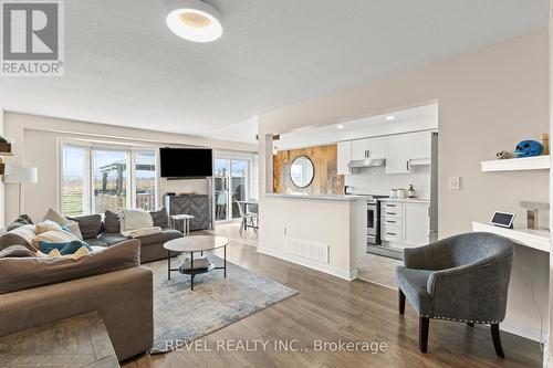 22 Fairhaven Drive, Hamilton, ON - Indoor Photo Showing Living Room