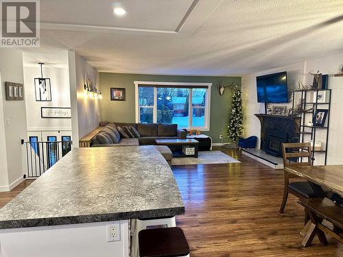 333 Vanderview Drive, Vanderhoof, BC - Indoor Photo Showing Living Room