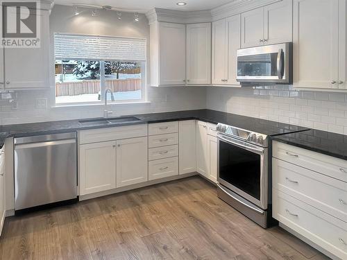 310 27 A Avenue S, Cranbrook, BC - Indoor Photo Showing Kitchen With Stainless Steel Kitchen With Double Sink With Upgraded Kitchen