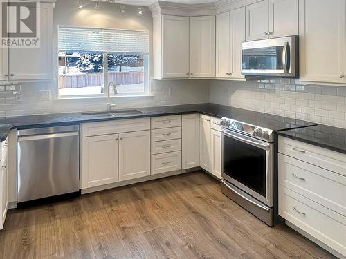 310 27 A Avenue S, Cranbrook, BC - Indoor Photo Showing Kitchen With Stainless Steel Kitchen With Double Sink With Upgraded Kitchen