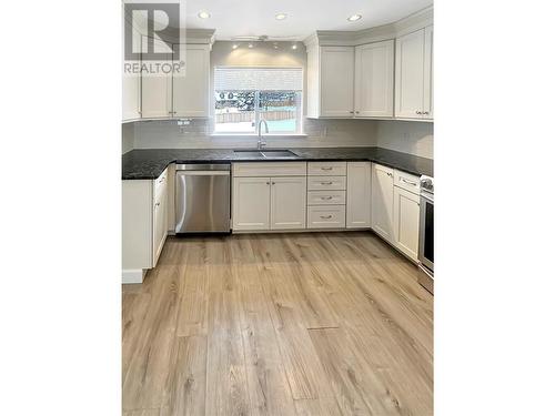 310 27 A Avenue S, Cranbrook, BC - Indoor Photo Showing Kitchen With Double Sink