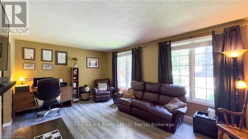 18 Conway Court, Zorra (Thamesford), ON - Indoor Photo Showing Living Room