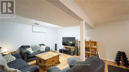 18 Conway Court, Zorra (Thamesford), ON - Indoor Photo Showing Living Room