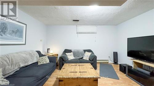 18 Conway Court, Zorra (Thamesford), ON - Indoor Photo Showing Living Room