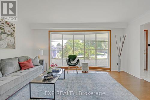 846 Mississauga Valley Boulevard, Mississauga, ON - Indoor Photo Showing Living Room