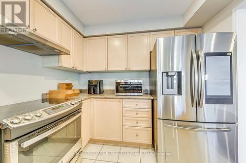 3839 Spicewood Way, Mississauga, ON - Indoor Photo Showing Kitchen