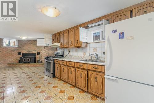 126 Giltspur Drive, Toronto, ON - Indoor Photo Showing Kitchen With Double Sink