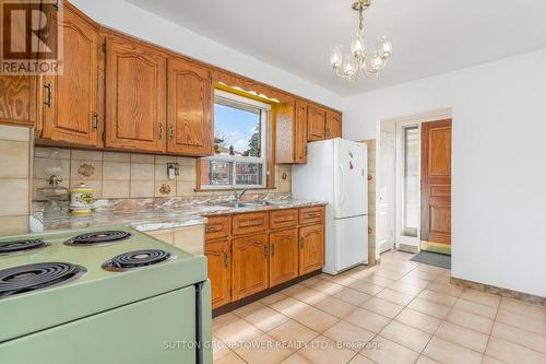 126 Giltspur Drive, Toronto, ON - Indoor Photo Showing Kitchen With Double Sink