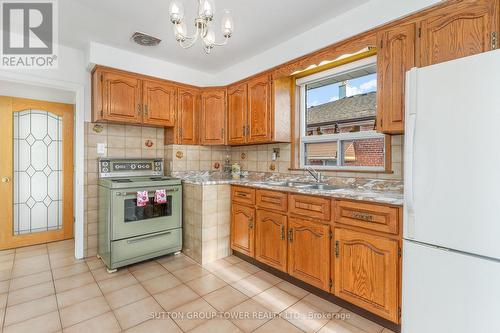 126 Giltspur Drive, Toronto, ON - Indoor Photo Showing Kitchen With Double Sink