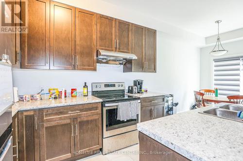 30 Bur Oak Drive, Thorold, ON - Indoor Photo Showing Kitchen With Double Sink With Upgraded Kitchen