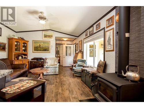 3201 Creighton Valley Road, Cherryville, BC - Indoor Photo Showing Living Room