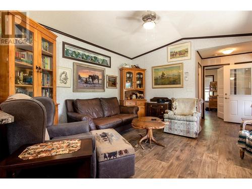 3201 Creighton Valley Road, Cherryville, BC - Indoor Photo Showing Living Room