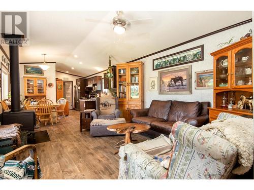 3201 Creighton Valley Road, Cherryville, BC - Indoor Photo Showing Living Room