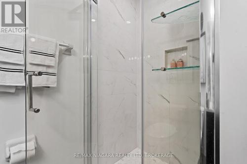 160 Dorothy Street, St. Catharines (443 - Lakeport), ON - Indoor Photo Showing Bathroom