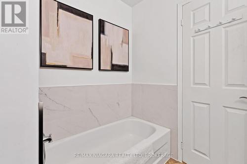 160 Dorothy Street, St. Catharines (443 - Lakeport), ON - Indoor Photo Showing Bathroom