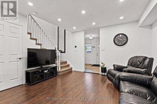 160 Dorothy Street, St. Catharines (443 - Lakeport), ON - Indoor Photo Showing Living Room