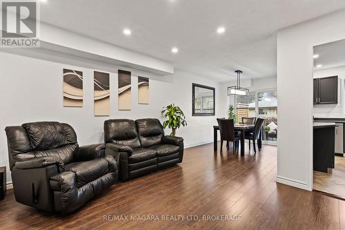 160 Dorothy Street, St. Catharines (443 - Lakeport), ON - Indoor Photo Showing Living Room