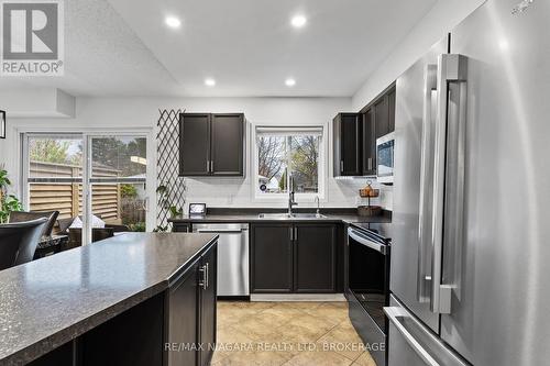 160 Dorothy Street, St. Catharines (443 - Lakeport), ON - Indoor Photo Showing Kitchen With Stainless Steel Kitchen With Double Sink With Upgraded Kitchen