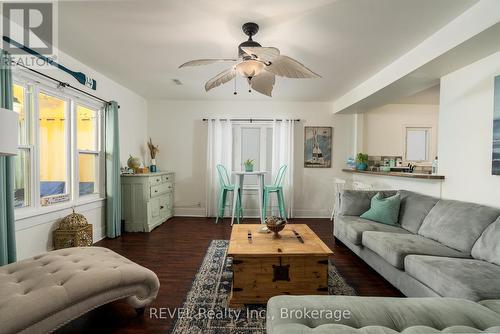 3819 Terrace Lane, Fort Erie (337 - Crystal Beach), ON - Indoor Photo Showing Living Room