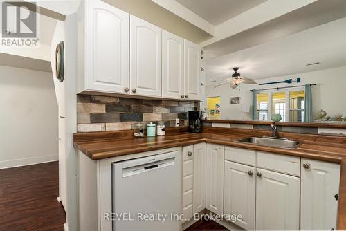 3819 Terrace Lane, Fort Erie (337 - Crystal Beach), ON - Indoor Photo Showing Kitchen