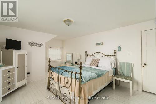 3819 Terrace Lane, Fort Erie (337 - Crystal Beach), ON - Indoor Photo Showing Bedroom