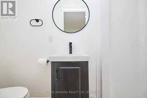 2 - 245 Stanton Street, Fort Erie (332 - Central), ON - Indoor Photo Showing Bathroom