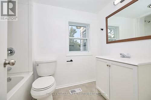 2 - 245 Stanton Street, Fort Erie (332 - Central), ON - Indoor Photo Showing Bathroom