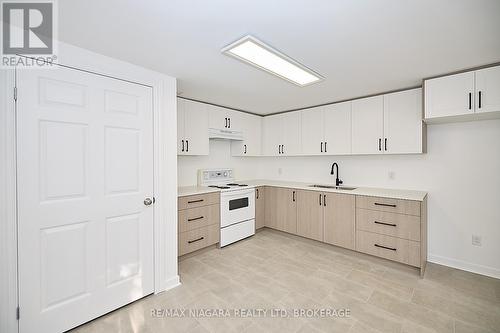 2 - 245 Stanton Street, Fort Erie (332 - Central), ON - Indoor Photo Showing Kitchen