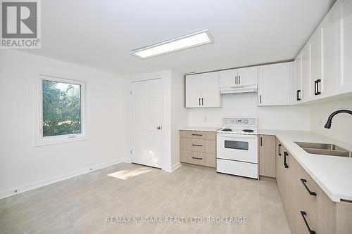 2 - 245 Stanton Street, Fort Erie (332 - Central), ON - Indoor Photo Showing Kitchen