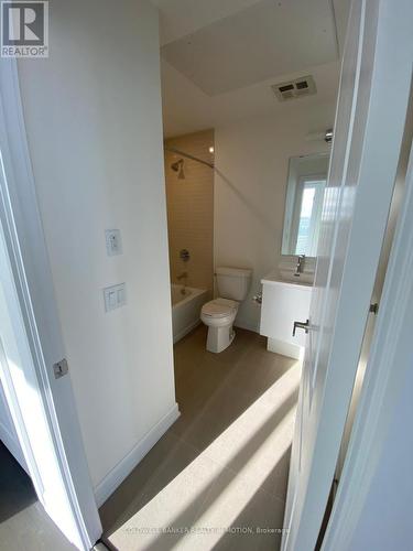 1601 - 3220 William Coltson Avenue, Oakville, ON - Indoor Photo Showing Bathroom