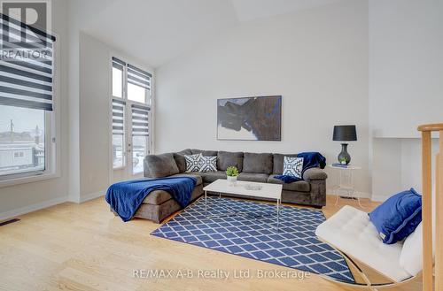 928 Sobeski Avenue, Woodstock (Woodstock - North), ON - Indoor Photo Showing Living Room