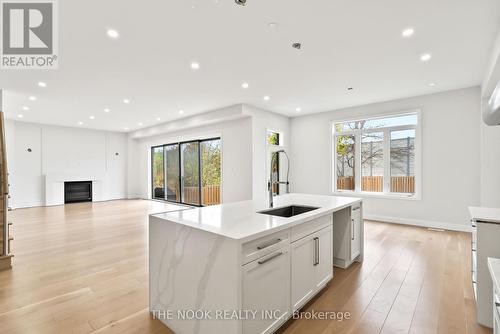 396 Frontier Court, Pickering (Rosebank), ON - Indoor Photo Showing Kitchen With Upgraded Kitchen