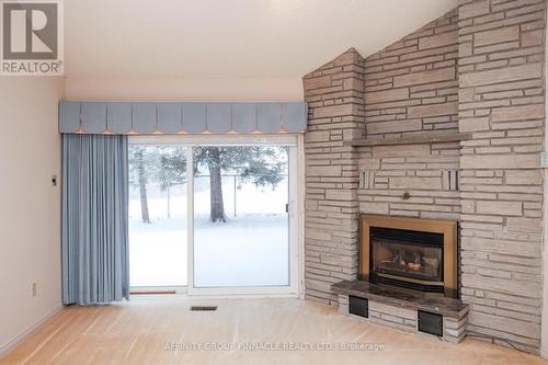 15 - 5 Heritage Way, Kawartha Lakes (Lindsay), ON - Indoor Photo Showing Living Room With Fireplace