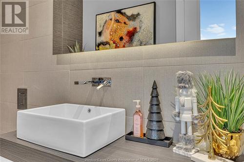 551 Ross Beach Road, Lakeshore, ON - Indoor Photo Showing Laundry Room