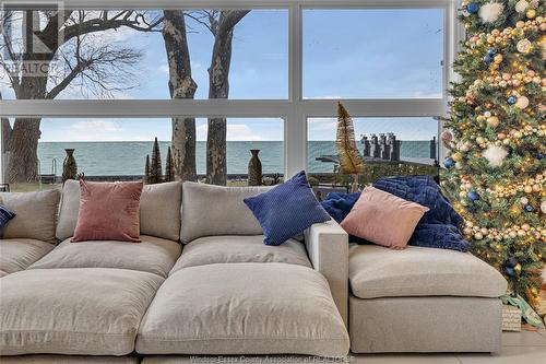 551 Ross Beach Road, Lakeshore, ON - Indoor Photo Showing Living Room