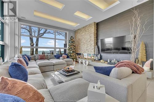 551 Ross Beach Road, Lakeshore, ON - Indoor Photo Showing Living Room