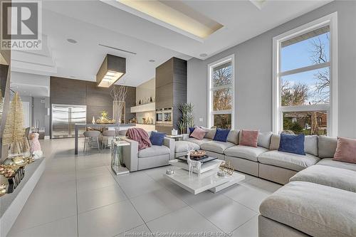 551 Ross Beach Road, Lakeshore, ON - Indoor Photo Showing Living Room