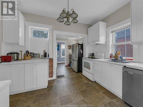 211 Oak, Windsor, ON - Indoor Photo Showing Kitchen