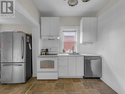 211 Oak, Windsor, ON - Indoor Photo Showing Kitchen